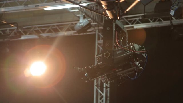 The camera on the crane moves in the pavilion during shooting