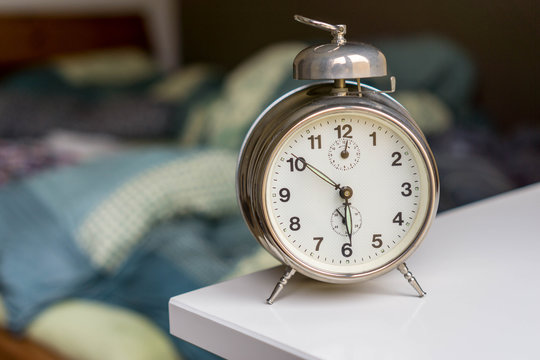Wecker auf dem Nachttisch