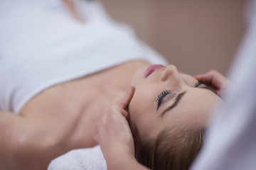 Obraz na płótnie Canvas woman receiving a head massage