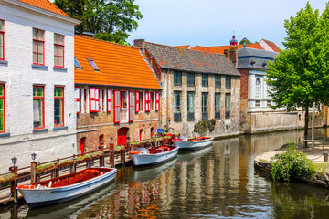 Fototapeta premium Historyczne średniowieczne budynki z pięknym kanałem na starym mieście w Brugii (Brugge), Belgia