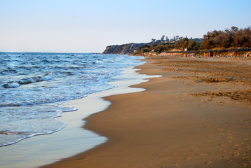 einsamer Strand zum Sonnenuntergang, Kreta, Griechenland 