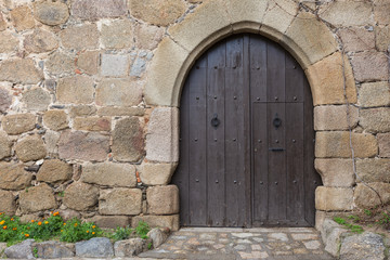 Fototapeta na wymiar Door of ancient medieval castle in Oropesa. Toledo. Spain.