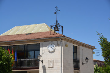 campana con veleta en un edificio de piedra