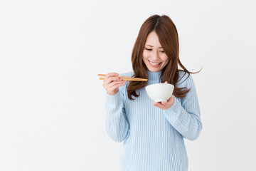 食事をする女性