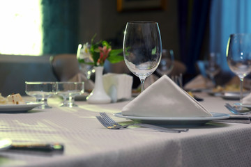 the table setting in restaurant