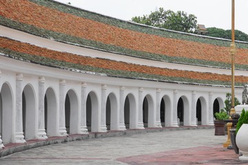Fototapeta na wymiar walkway in temple of Thailand