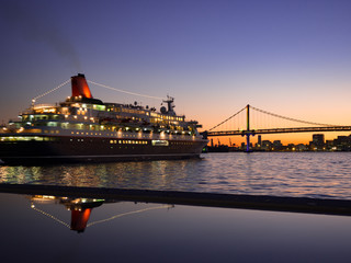 レインボーブリッジとフェリー