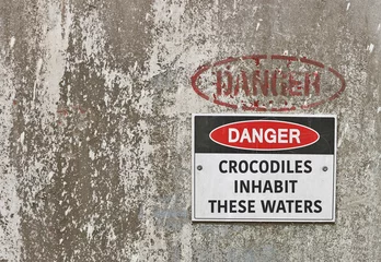 Crédence de cuisine en verre imprimé Crocodile Danger rouge, noir et blanc, les crocodiles habitent ces eaux panneau d& 39 avertissement