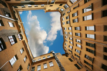 Photo courtyard of the well with the sky