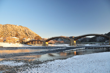 雪景色の錦帯橋