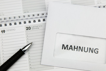 Mahn Brief auf Kalender mit Termin