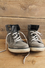 Schuhe auf einem Brett im Hochformat