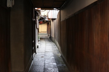 Fototapeta na wymiar 京都の趣のある裏路地