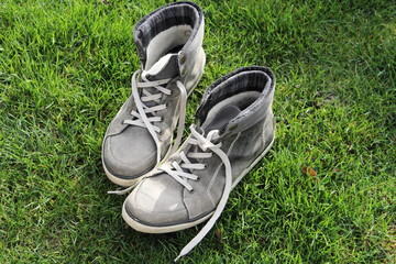 Schuhe im Gras