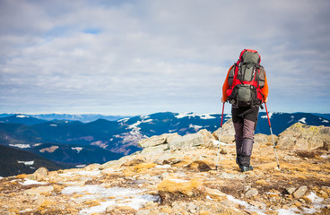 Obraz premium The man climbed to the top of the mountain.