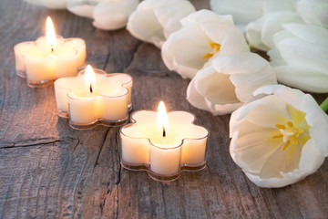 Fototapeta na wymiar Tulpen und Kerzen