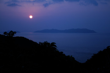 海に昇る月