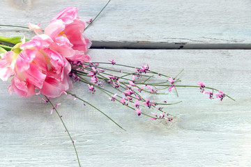 rosa Tulpen auf Holzhintergrund weiß shabby