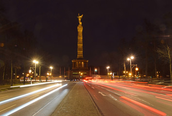 Fototapeta na wymiar Siegessäule bei Nacht