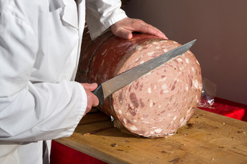 Salumiere taglia la mortadella © alexandro900