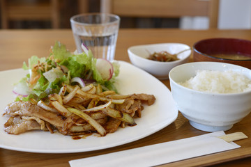 生姜焼き　定食　豚肉の生姜焼き