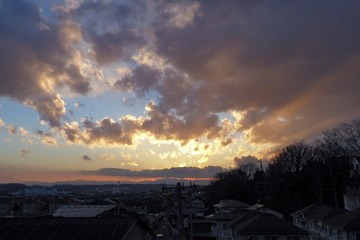 夕暮れの空と市街地