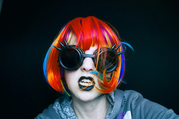Retrato de una chica joven disfrazada de punk