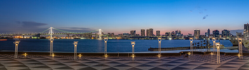 Obraz premium 晴海埠頭と東京の夜景 パノラマ