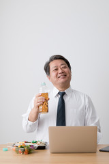 昼食を取るビジネスマン、弁当