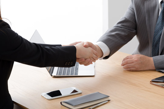 握手をするビジネスウーマンとビジネスマン、締結、成約、契約