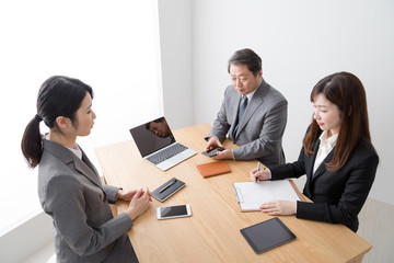 Fototapeta premium 会議をするビジネスウーマンとビジネスマン