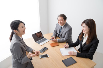 会議をするビジネスウーマンとビジネスマン