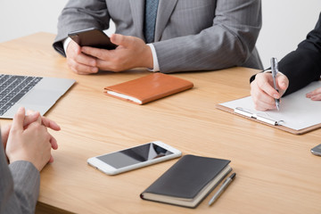 会議をするビジネスウーマンとビジネスマン