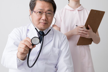 聴診器で患者を診る医者