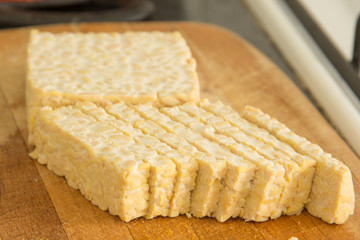 Tempeh crudo a fette 