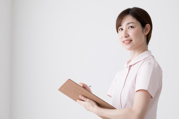 カルテに記入するナース