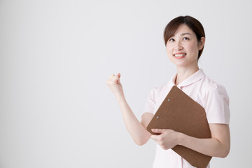 ガッツポーズをする女性、ナース、カルテ
