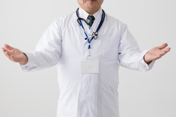 両手を広げる医者、中年男性