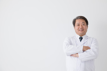 腕組みをする医者、中年男性