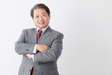 腕を組むビジネスマン、考える、悩む、中年男性