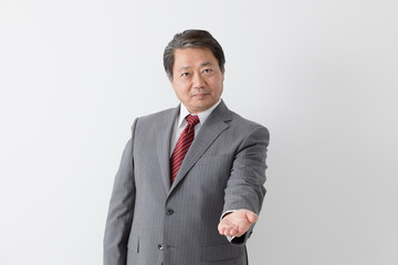 手を差し出すビジネスマン、中年男性