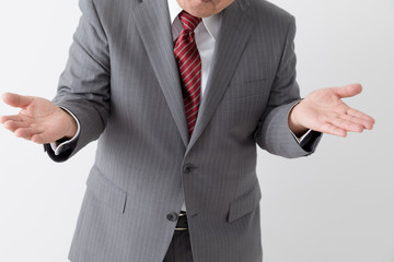 肩をすくめるビジネスマン、中年男性