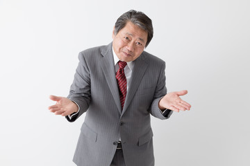 肩をすくめるビジネスマン、中年男性