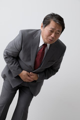 腹が痛いビジネスマン、中年男性