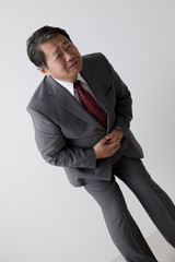 腹が痛いビジネスマン、中年男性