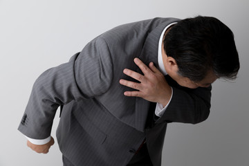 肩が痛いビジネスマン、中年男性