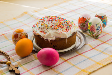 Пасхальные куличи и цветные яйца