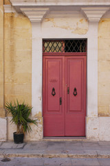 Fototapeta na wymiar Facade of the house in the town of Mdina in Malta