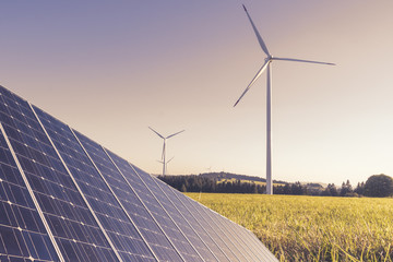 Technologie zur ökologischen Energie Produktion im Abendlicht - Windkraftwerk und Solaranlage
