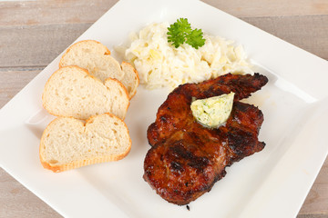 gegrilltes Steak mit Krautsalat
